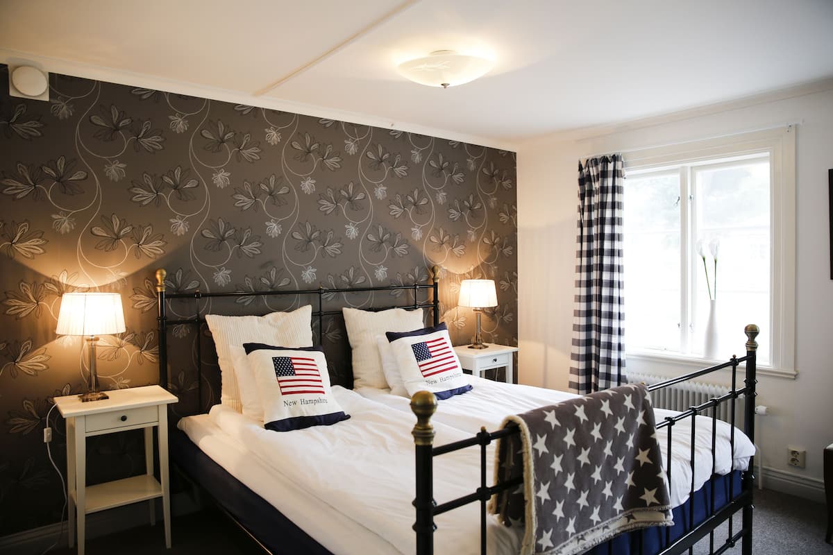 Basic-Dreibettzimmer (Hotel, Shared Shower) | Hochwertige Bettwaren, laptopgeeigneter Arbeitsplatz