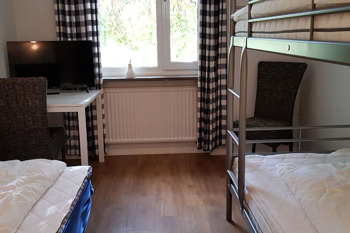 Basic-Dreibettzimmer (Hostel, Private WC, Shared shower) | Hochwertige Bettwaren, laptopgeeigneter Arbeitsplatz