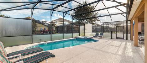 Familie villa, meerdere slaapkamers, aan tuin | Zwembad | 2 buitenzwembaden, parasols bij het zwembad en ligstoelen