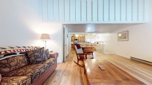 Condo, 2 quartos | Área de estar