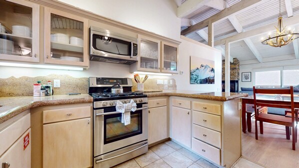 Condo, 4 Bedrooms | Private kitchen