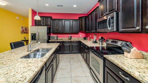 Villa familiar, en el área del jardín | Cocina privada | Refrigerador, microondas, horno y periquera