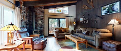 Condo, 4 Bedrooms | Living room | Smart TV, DVD player