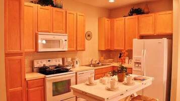 Townhouse Keluarga, area taman | Dapur bersama | Lemari es, microwave, oven, dan kompor