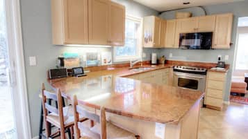 Townhome, 4 Bedrooms | Private kitchen | Fridge, microwave, oven, dishwasher