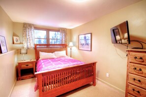 Townhouse, 4 soverom | 4 soverom, skrivebord, skrivebord for bærbar PC og strykejern/-brett