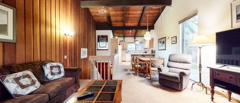 Condo, 2 quartos | Área de estar | Smart TV, DVD player