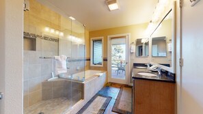 Apartment, 3 Schlafzimmer | Badezimmer | Badewanne, Handtücher, Shampoo