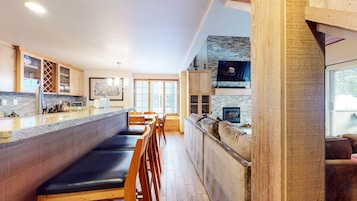 Condo, 3 Bedrooms | Private kitchen | Full-size fridge, microwave, oven, stovetop