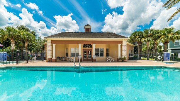 A swimming pool with a covered area and palm trees. - Shv1170ha - 4 Bedroom Townhome In Coral Cay Resort, Sleeps Up To 8, Just 6 Miles To Disney (Kissimmee)