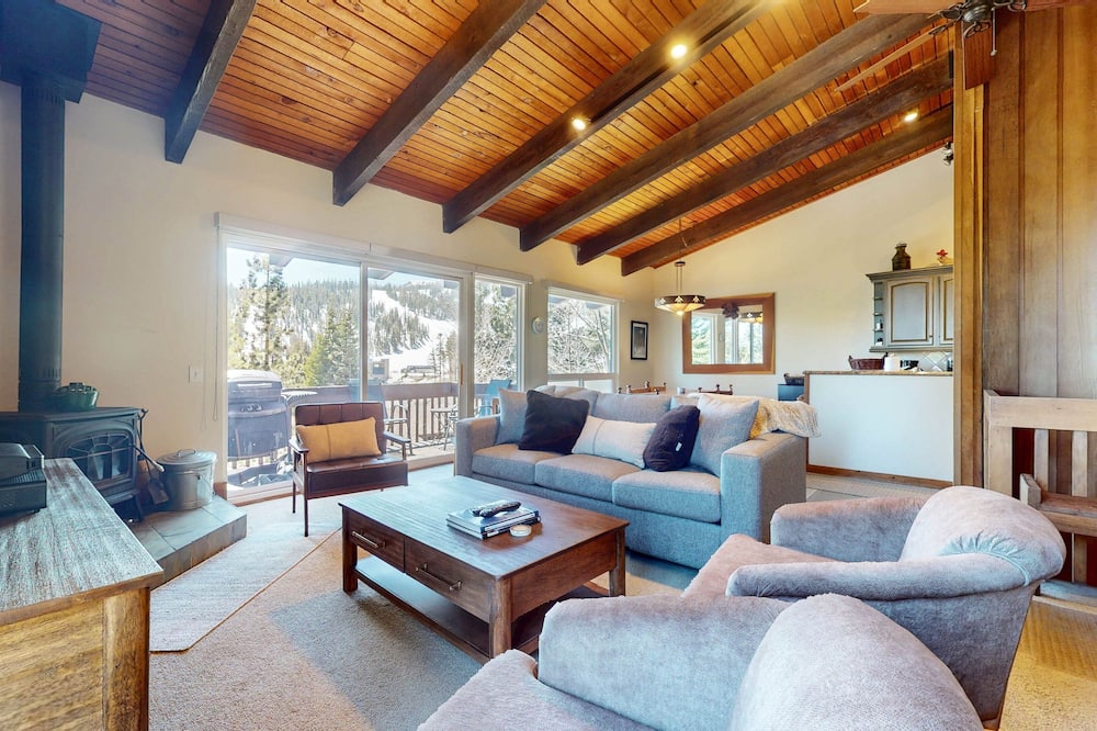 Mammoth West 140 Pet-Friendly Updated Condo, Just A Short Walk to Canyon Lodge by RedAwning - Thousand Island Lake, CA