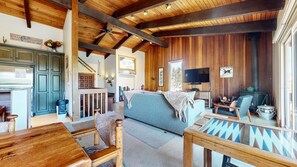 Condo, 4 chambres | Aire de séjour | Téléviseur à écran plat, foyer, lecteur de DVD