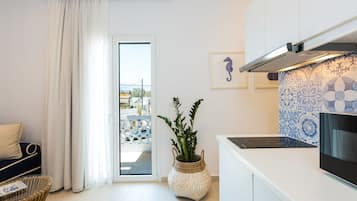 Suite Grand | Cocina privada | Refrigerador, microondas, cafetera y tetera y utensilios de cocina