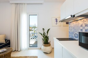 Suite Grand | Cocina privada | Refrigerador, microondas, cafetera y tetera y utensilios de cocina