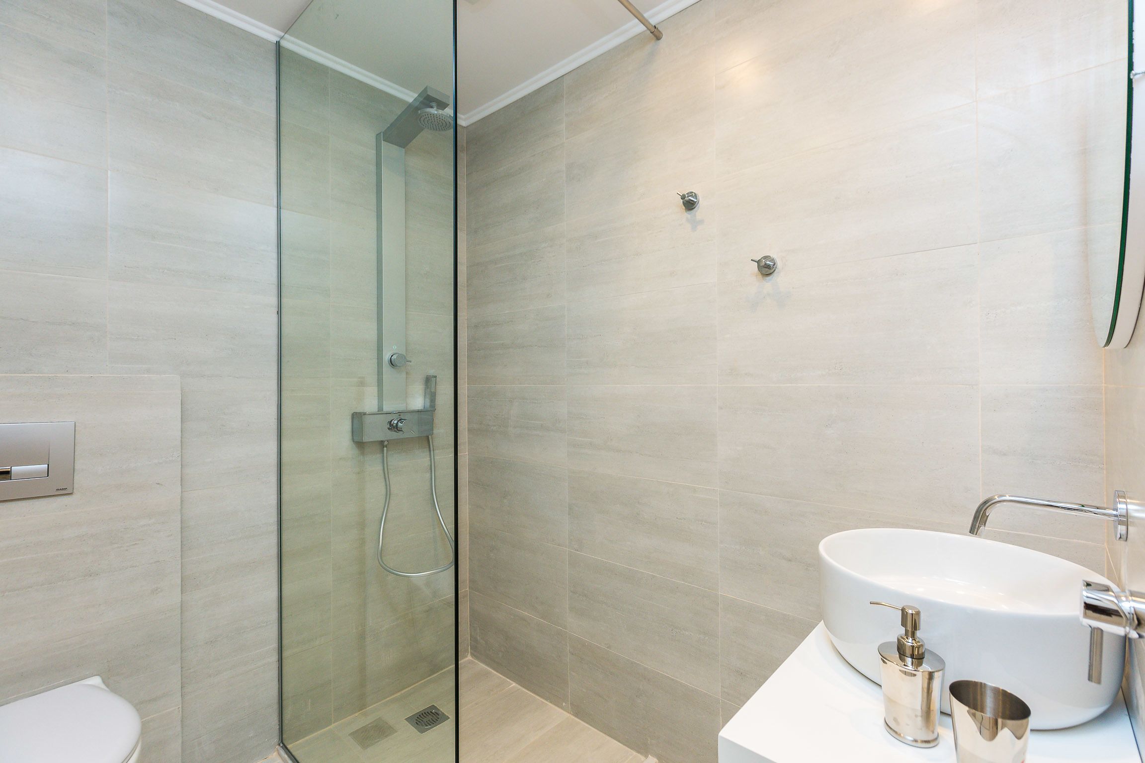 Chuveiro, produtos de toalete grátis, secador de cabelo 