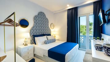 Suite familiar | Escritorio, insonorización y tabla de planchar con plancha