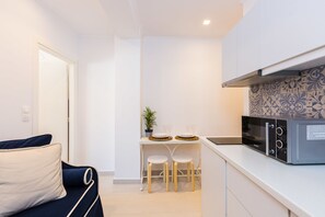 Family Suite | Private kitchen | Fridge, microwave, coffee/tea maker, cookware/dishes/utensils - Georgioupolis Plaza Suites (Apokoronas)