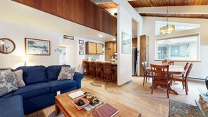 Apartment, 2 Schlafzimmer | Wohnbereich | Smart-TV, Kamin, DVD-Player