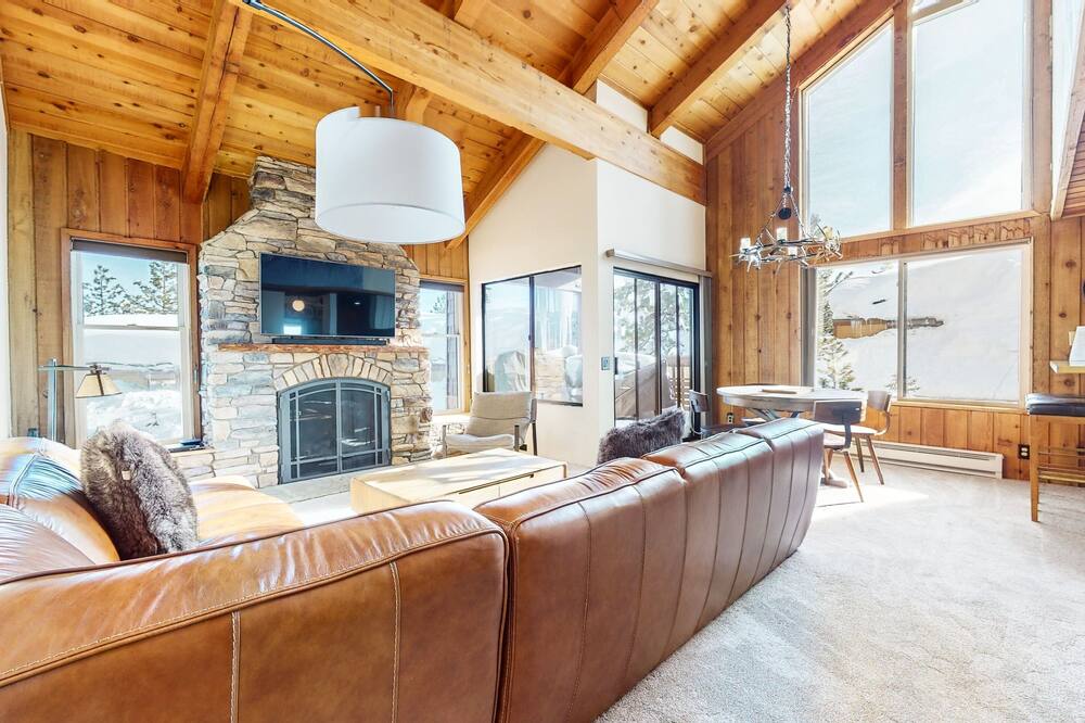 Val DIsere 35 Spacious Condo, Balcony with BBQ , Walk To The Village by RedAwning - Lee Vining, CA