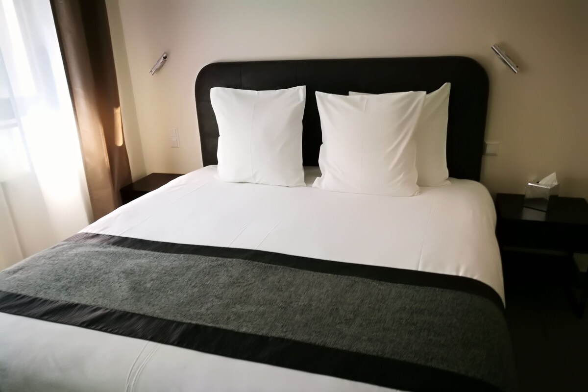 Bộ đồ giường cao cấp, minibar, két bảo mật tại phòng