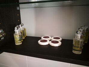 Shower, free toiletries