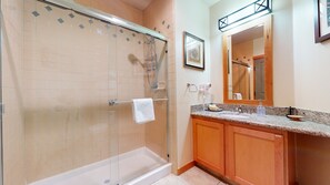 Condo, 2 Bedrooms | Bathroom | Towels, shampoo - Juniper Springs Lodge 539 Deluxe Condo Great Complex Amenities near Ski-In Ski-Out by RedAwning (Mammoth Lakes)