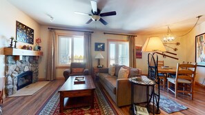 Apartment, 2 Schlafzimmer | Wohnbereich | Smart-TV, Kamin, DVD-Player