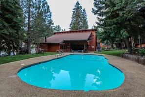 Apartment, 4 Schlafzimmer | Außenpool | Innenpool, Außenpool