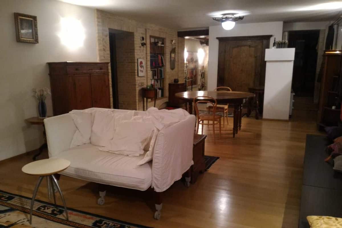 Appartement, 2 slaapkamers, uitzicht op stad | Woonkamer | Een flatscreentelevisie
