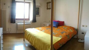 Desk, free WiFi, bed sheets