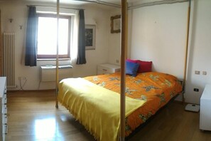 Skrivebord, wi-fi (inkludert) og sengetøy