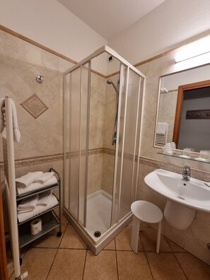 Camera doppia, 1 letto queen, vista mare parziale | Bagno | Doccia, soffione a pioggia, set di cortesia gratuito, asciugacapelli