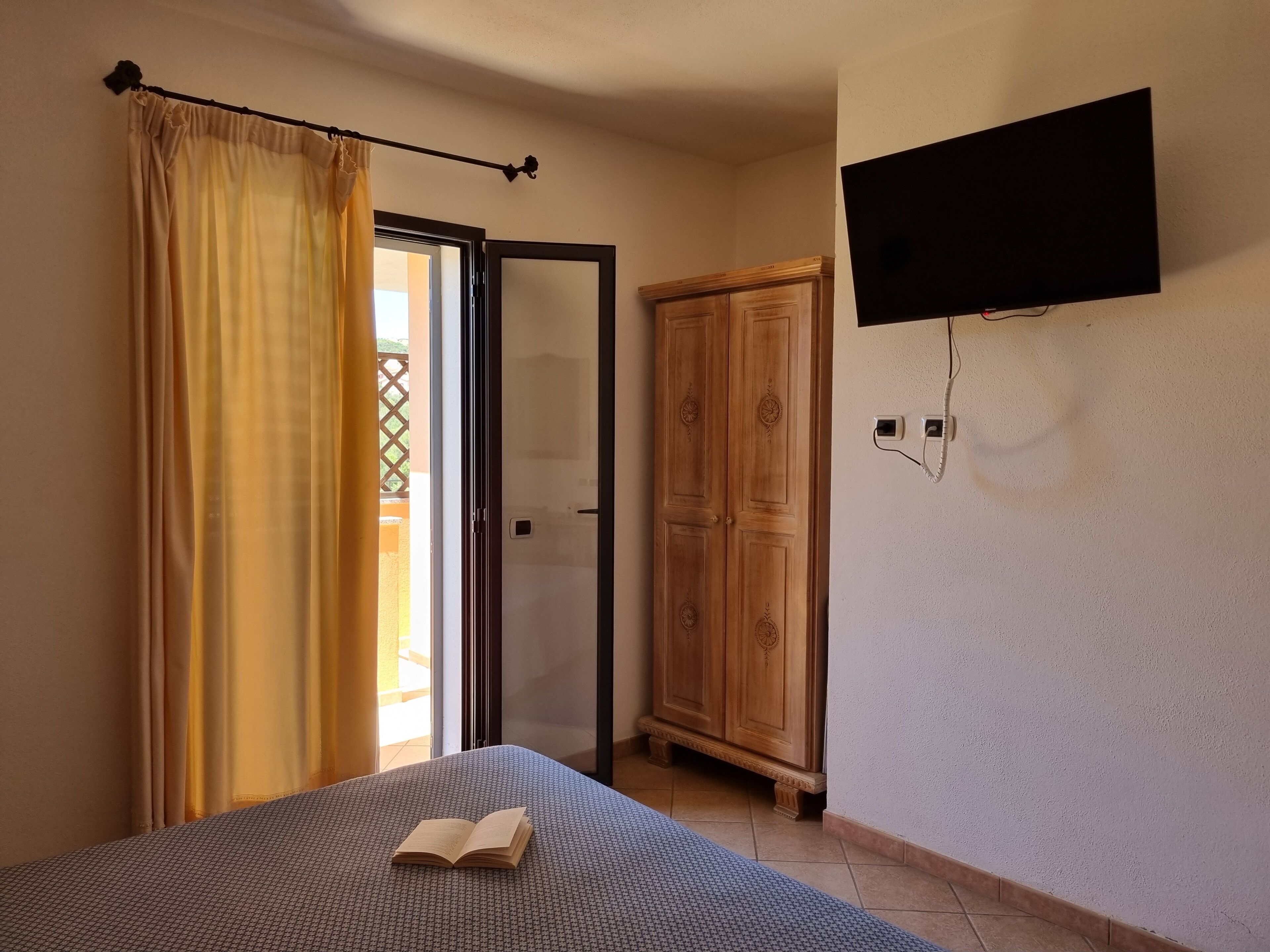 double room, 1 queen bed, partial sea view | minibar, in-room safe, desk, laptop workspace