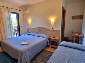 Executive Double Room, Balcony (extra bed) | Minibar, in-room safe, desk, laptop workspace - Hotel delle Isole (La Maddalena)