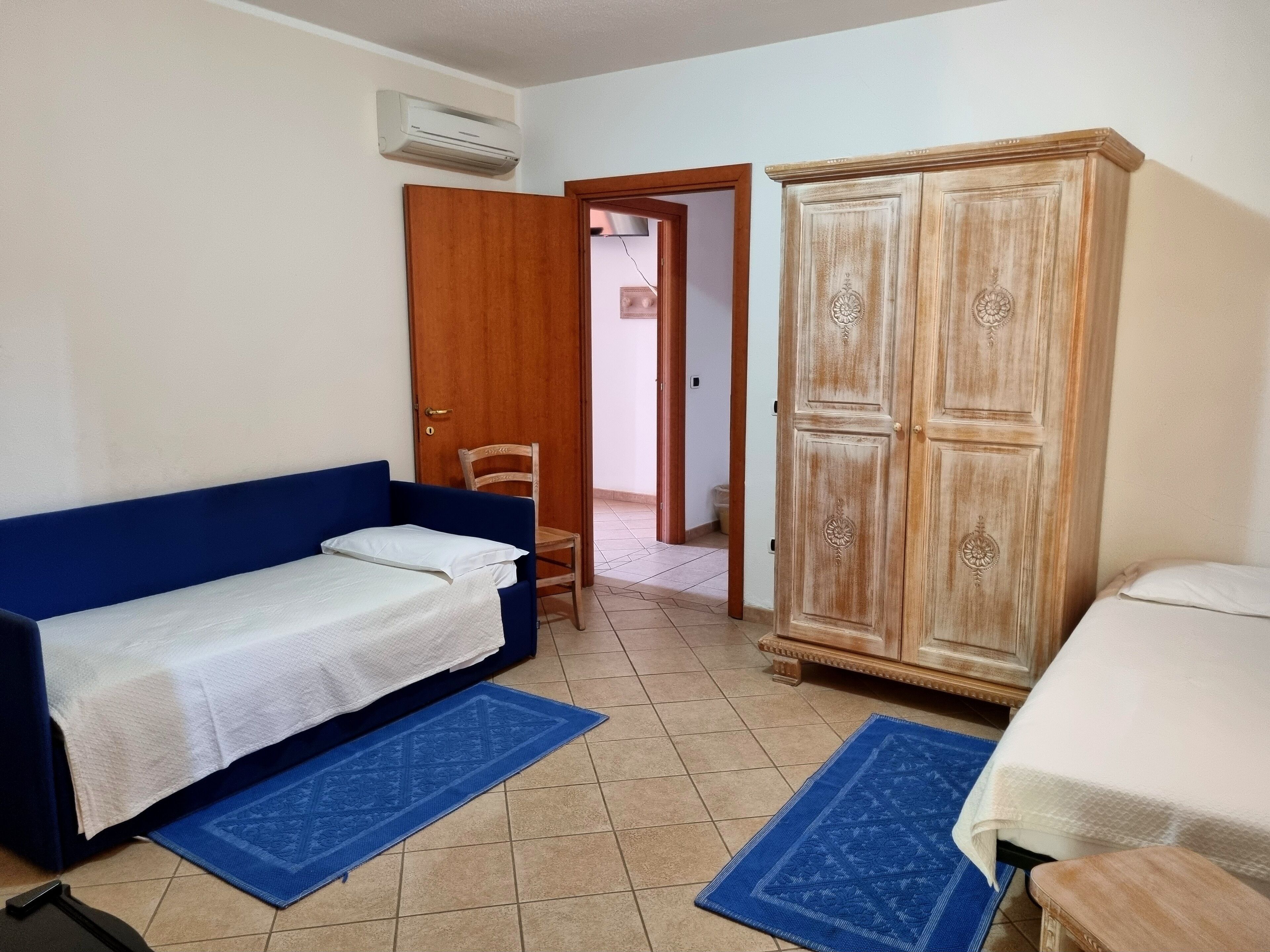 family room, balcony | minibar, in-room safe, desk, laptop workspace