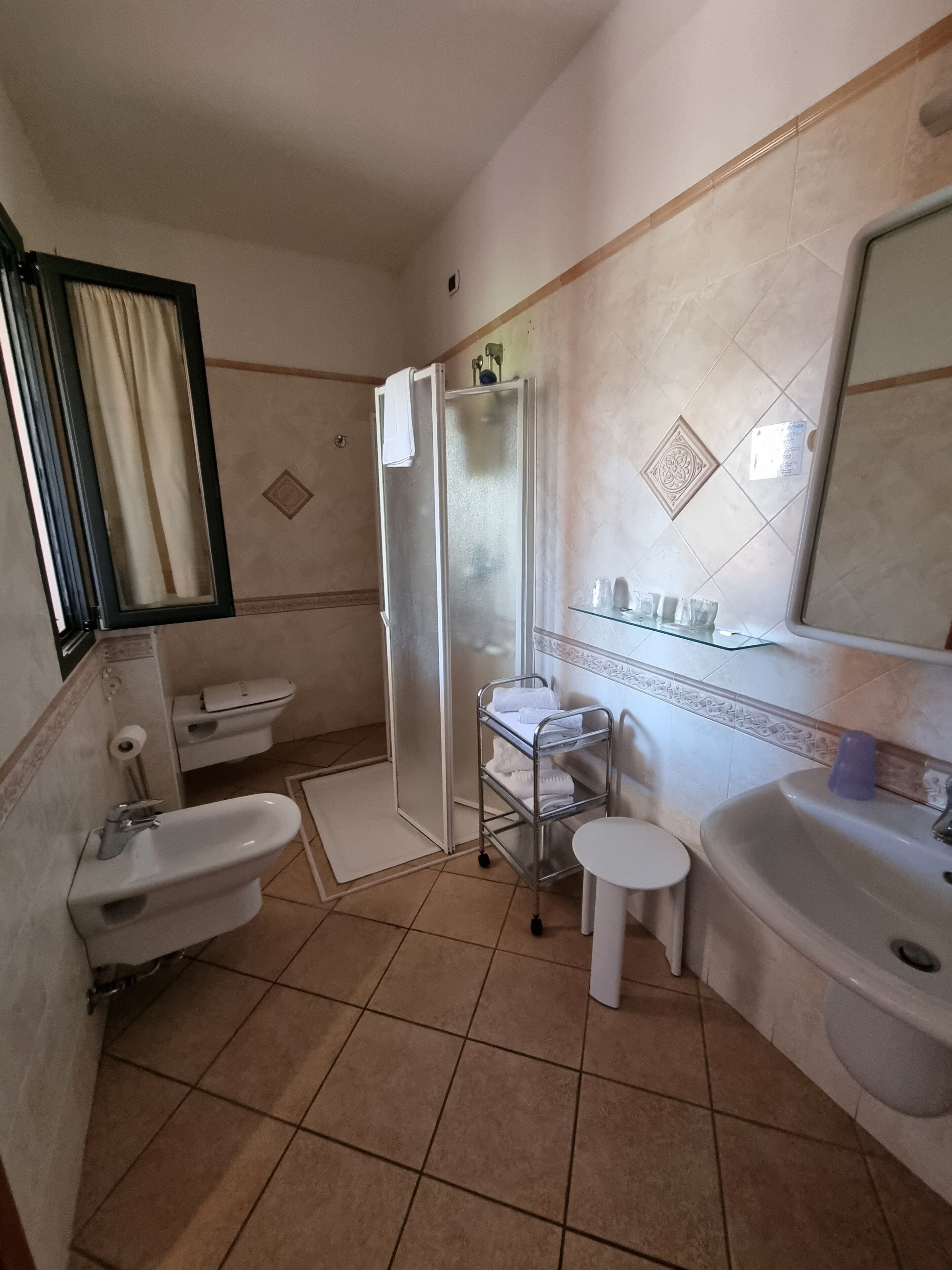 executive double room, balcony (extra bed) | bathroom | shower, rainfall showerhead, free toiletries, hair dryer