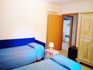 Habitación familiar, balcón | Camas extra