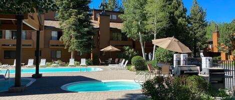 Apartment, 2 Schlafzimmer | Pool | Innenpool, Außenpool