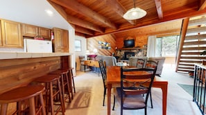 Appart'hôtel, 2 chambres | Cuisine privée | Grand réfrigérateur, micro-ondes, four, cafetière/bouilloire