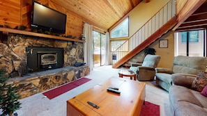 Appart'hôtel, 2 chambres | Coin séjour | TV connectée, cheminée, lecteur de DVD