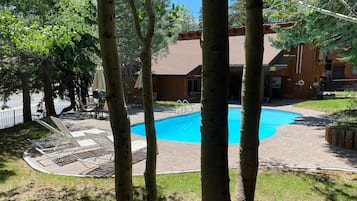 Condo, 2 Bedrooms | Kolam renang | Kolam renang tertutup, kolam renang terbuka