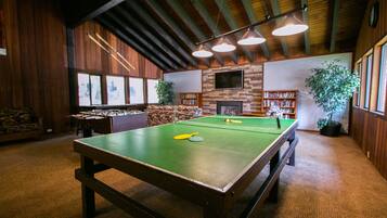 Condo, 2 Bedrooms | Bilik permainan