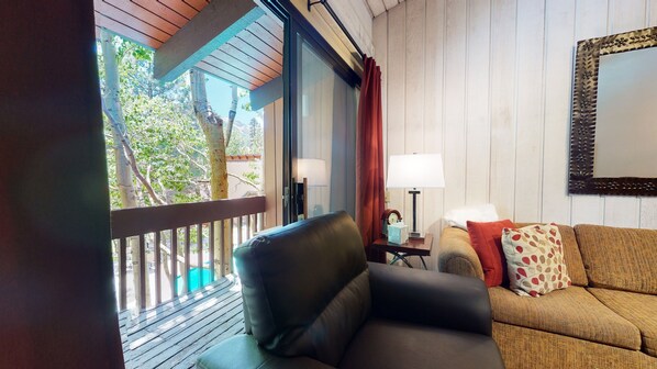 Condo, 2 Bedrooms | Ruang tamu | TV Pintar, pendiangan, pemain DVD