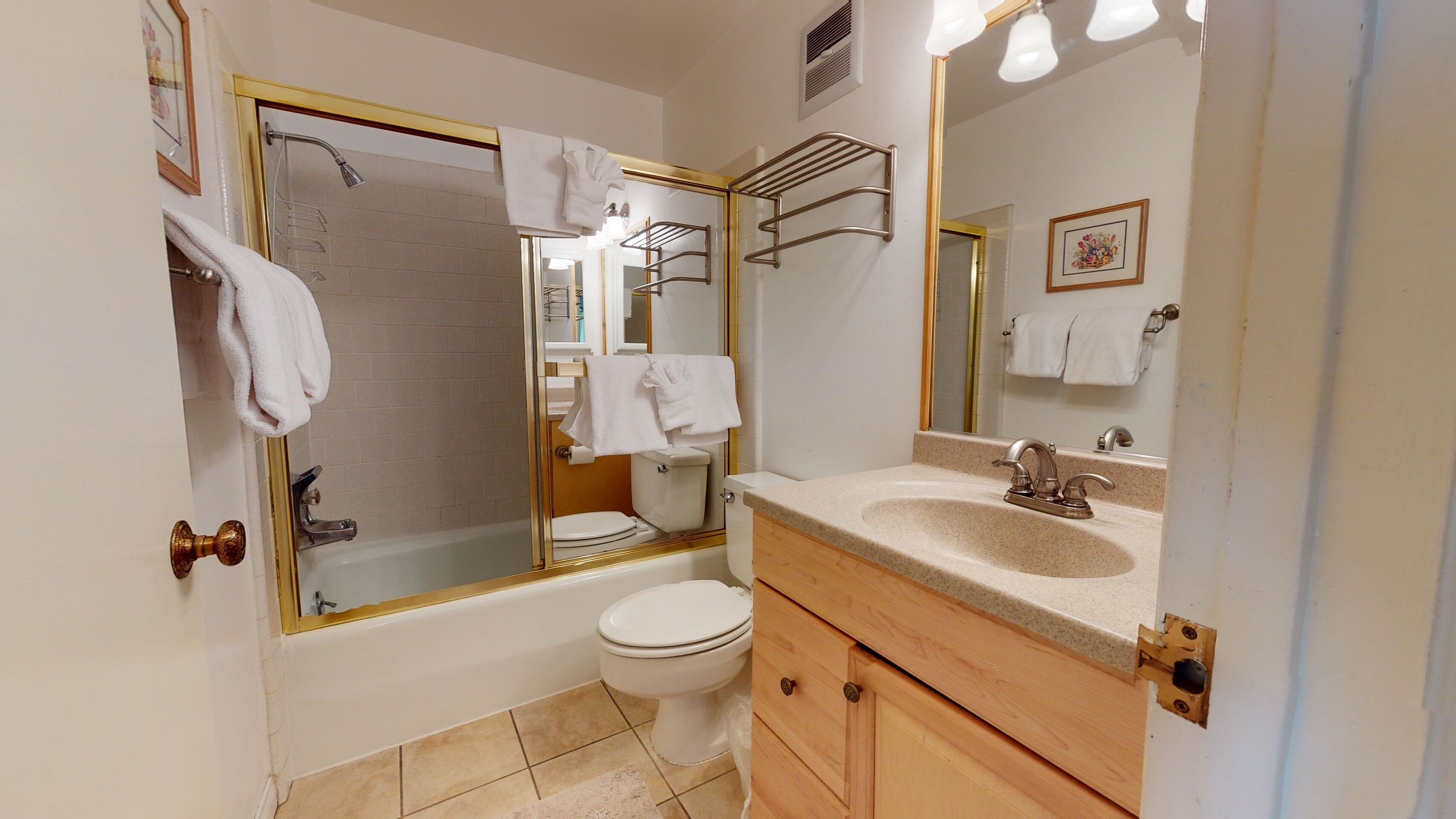 Un baño con bañera, inodoro y lavabo.