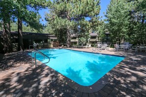 Appart'hôtel, 4 chambres | Piscine