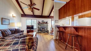 公寓式客房, 1 间卧室 | 起居区 | 智能电视、壁炉、DVD 播放器