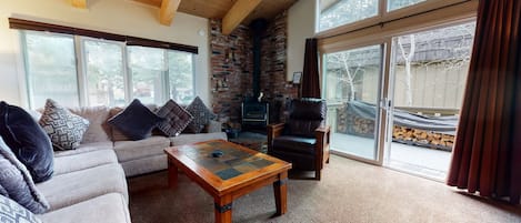 Apartment, 4 Schlafzimmer | Wohnbereich | Smart-TV, DVD-Player