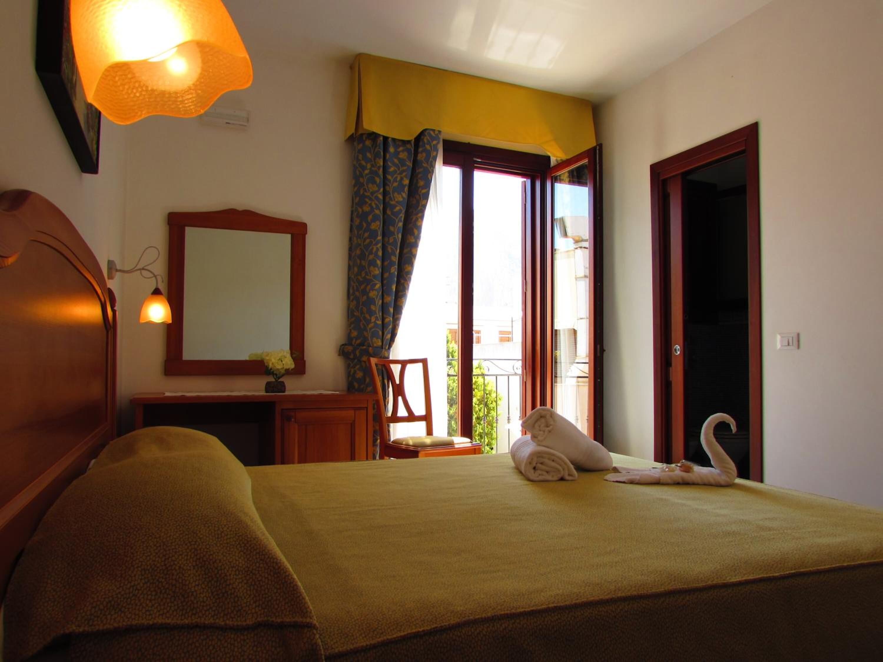 minibar, in-room safe, desk, free wifi