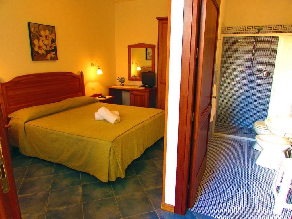 standard double room | minibar, in-room safe, desk, free wifi