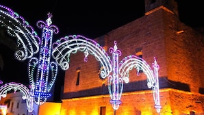 A historic building with illuminated arches and a brick facade. - Hotel La Meridiana (San Vito Lo Capo)